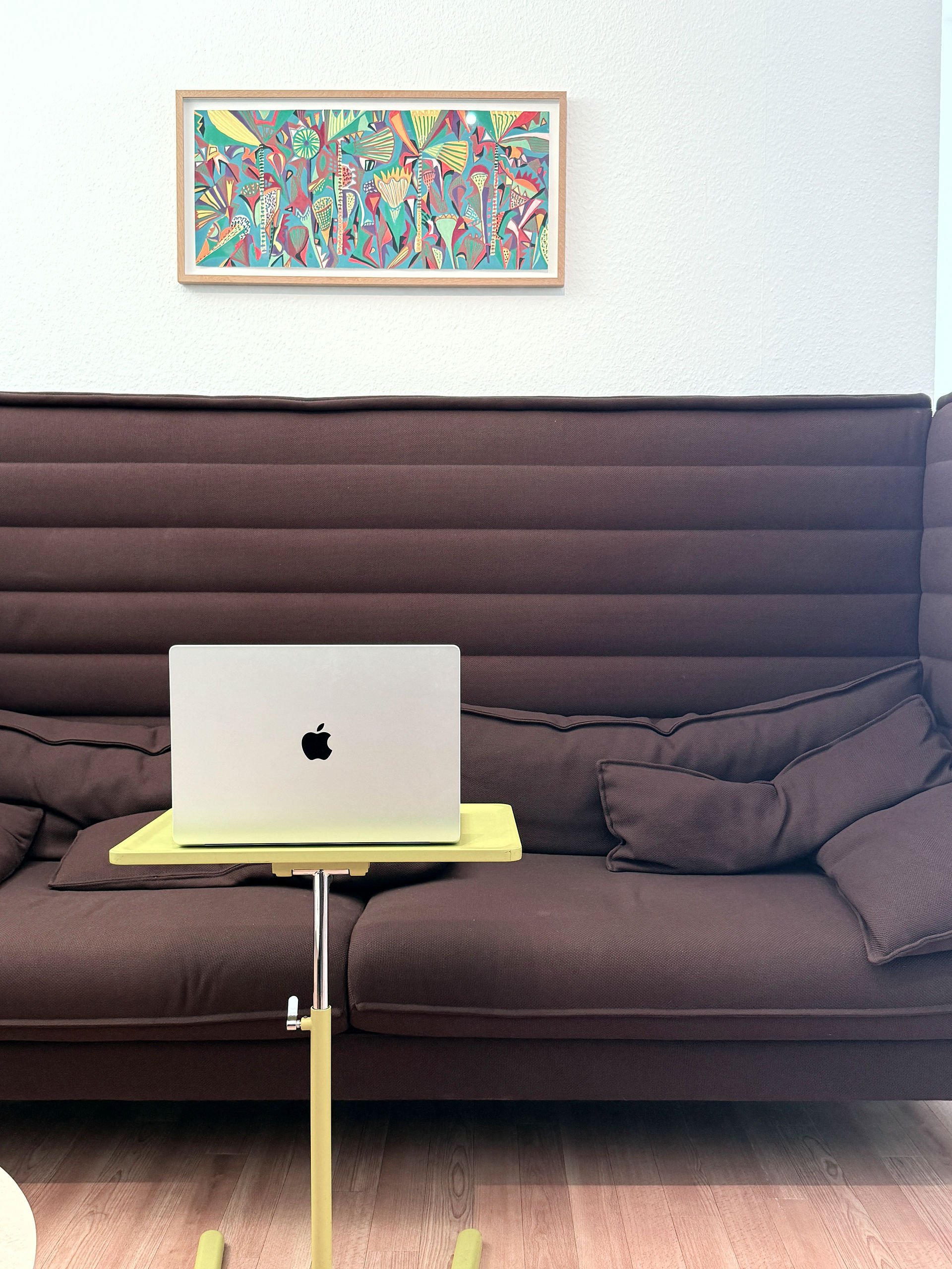 Loungebereich mit Sofa und Laptop bei Divine